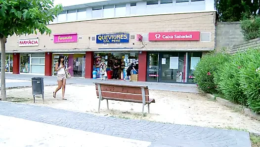 Kırmızı dudaklı sevimli esmer sürtük