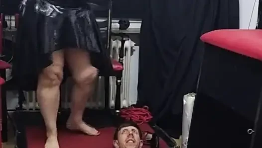 Xxl orta yaşlı seksi kadın domina köle domuzu köle domuz ile eğitiyor