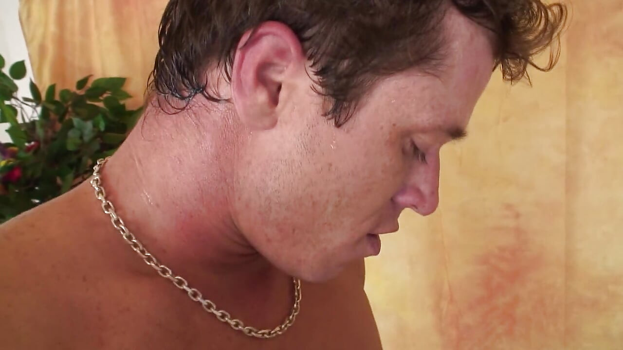 Emma奶奶变得饥渴, 并用假阳具操她毛茸茸的阴户!