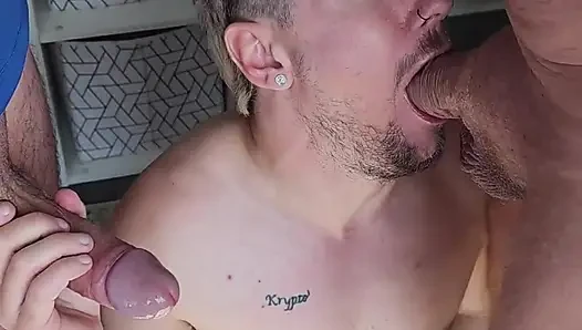 Asılı azgın üvey babam ve koca sikli üvey babam tarafından prezervatifsiz sikiliyor