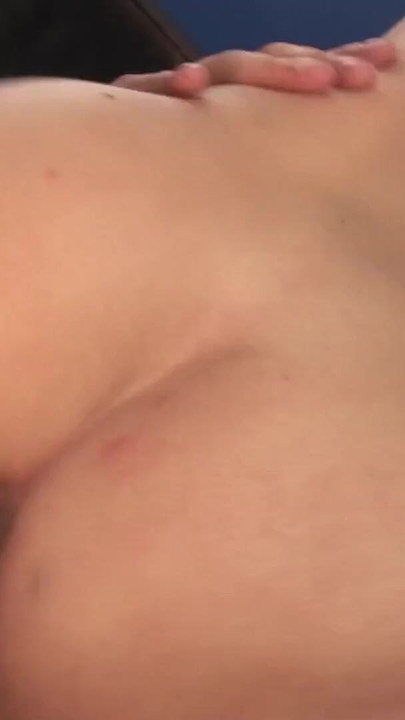 Sekreter amcığını yalatıyor ve patronu tarafından sikiliyor | Klip 2