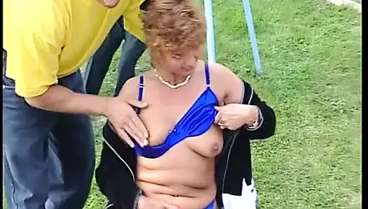 Deutsche damen sind hier, um zwei typen in der outdoor-session zu befriedigen