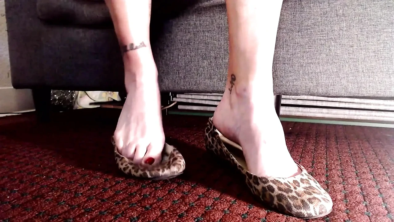 Close up Sexy MILF Feet in Ballet Flats