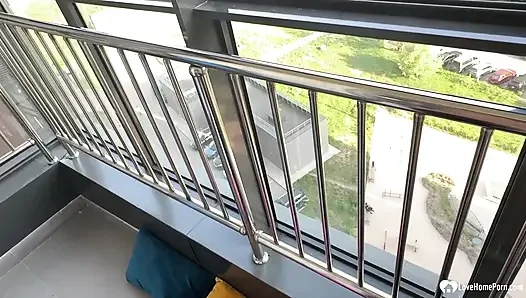Грязный минет на балконе на улице, сессия орального секса в видео от первого лица