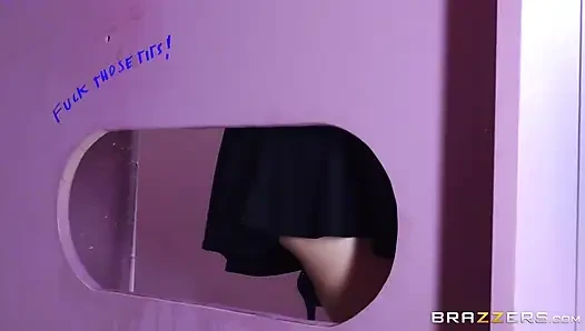 Brazzers - Johnny Castle noelle easton'un ihmal edilen sulu göğüslerini duvar deliğinden sikiyor