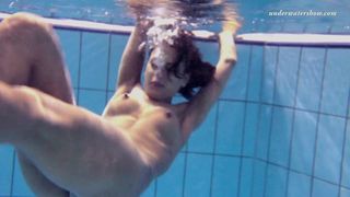 Zlata oduvanchik nena virgen super caliente en la piscina