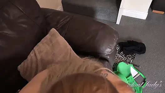 Auntjudys - büyük memeli iri güzel kadın seks terapistin Becky yarağını emiyor