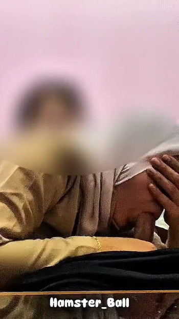 「18+チートヒジャブ高校マレースカウトがリビングルームでセックスを学ぶ、誰も家にいないとき」からの感動的な瞬間