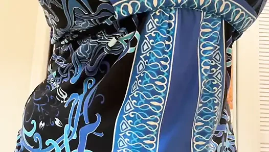 Elbiseli tombul zenci kadın büyük göğüslerini ve götünü gösteriyor