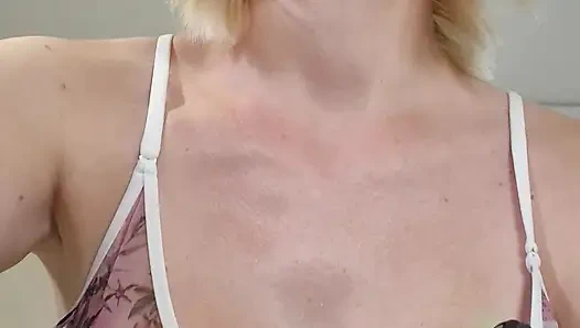 Мокрая блондинка-шлюшка, игра с киской, инструкция по дрочке, трахает пальцами и умоляет о члене папочки