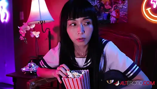 Marica Hase film izlerken tahrik oluyor