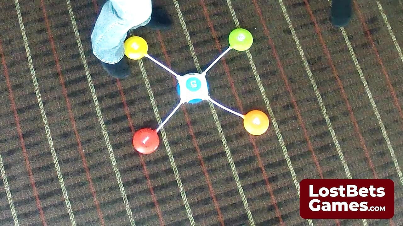 As lésbicas com tesão jogando um jogo de Strip Pod Stomp