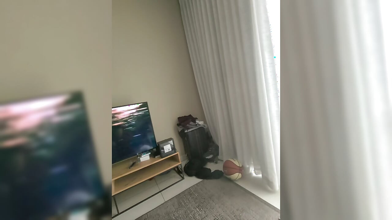 Utangaç Kız Asansörde Göğüslerini Göstermek Için Ikna Oluyor Ve Sonra Dölleniyor