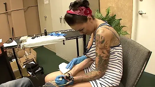 Süper seksi sarışın kız iki sert yarakla çifte penetrasyon seks yapıyor