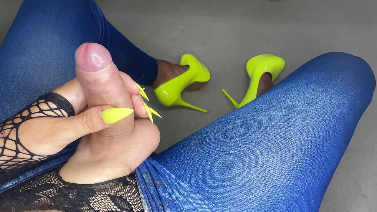 Brincando com meu pau de salto alto