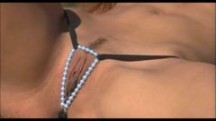 Bikini przyjemność-brązowe stringi z perełek do włosów