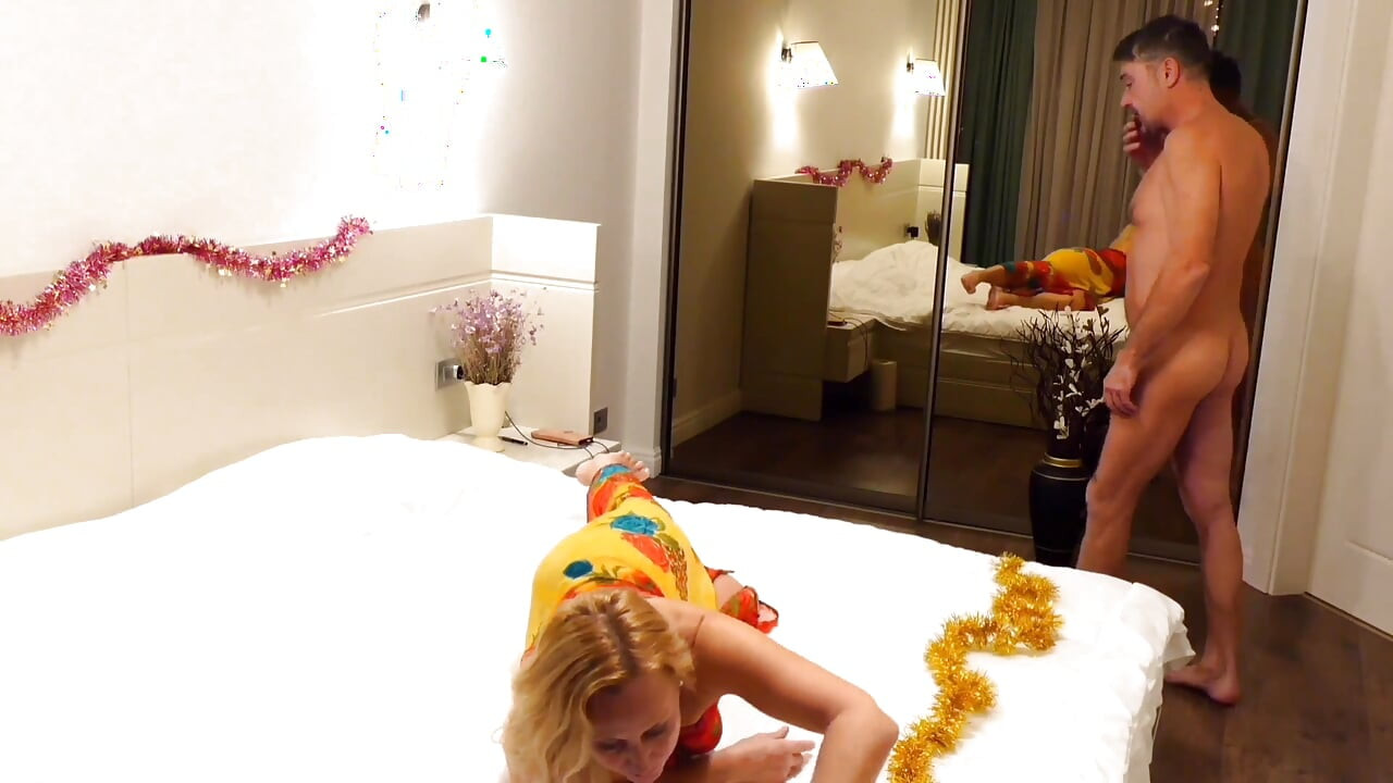 Напівгола Селена позує ввечері