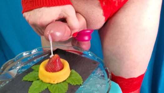 Rikki ocean leckt frische sahne für ihren erdbeer-shortcake