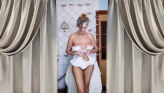 Neşeli yaşlı bayan lukerya mutfakta