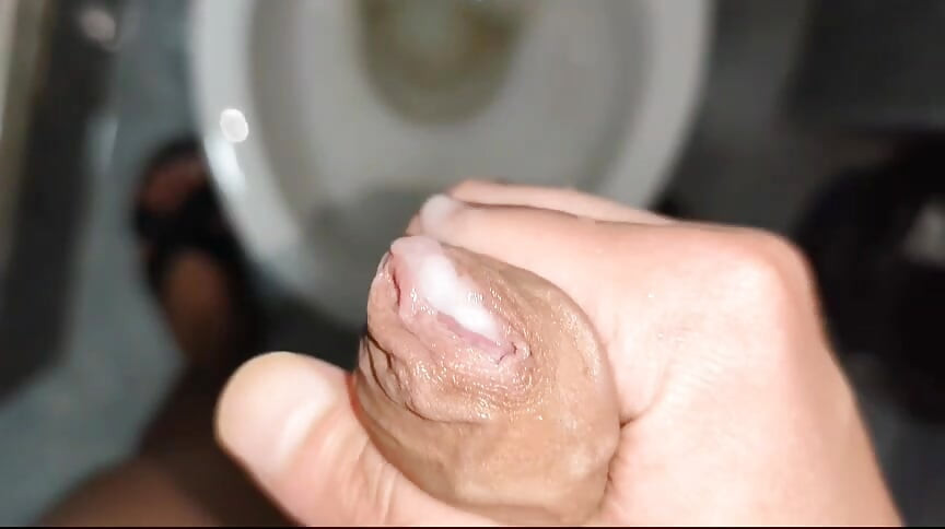 Twink和男友玩耍並在廁所裡射精