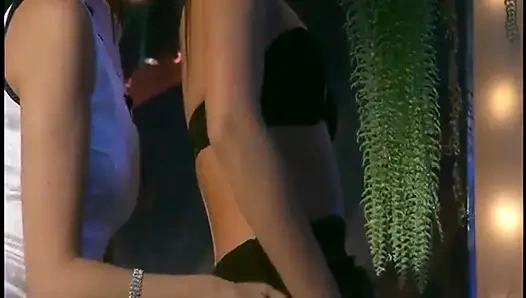 Geile lesbische küken teilen sich ein gemeinsames riesiges spielzeug zum masturbieren