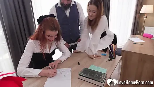 Öğretmen iki öğrencisini sikiyor