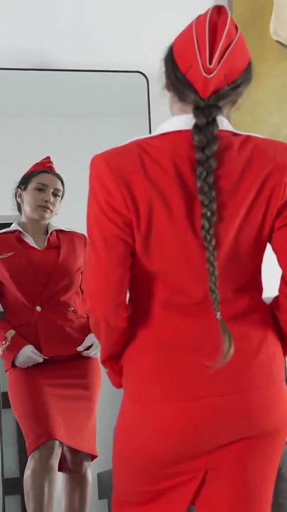 Stewardess der russischen Fluggesellschaft Luder Piloten nach hause ein und fickte ihn! Anal, muschi-creampie!