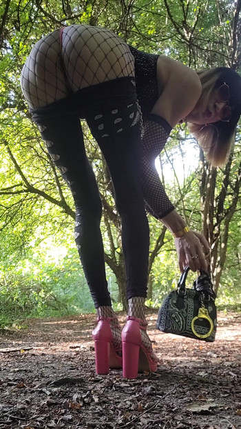 Čelist-kapka okamžik od "Děvka 1 den děvka vždy. French Trav Ass Hledá se v lese, Pink Thong Thong a Pink Podpatky."