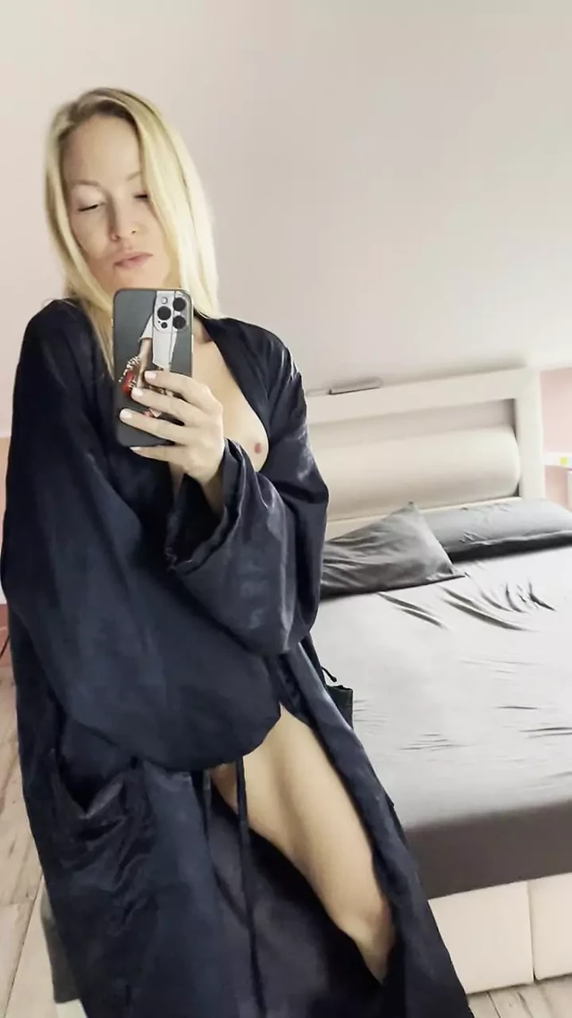 Oops. Hot MILF accidentally flashed her boobs