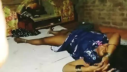 Hintli kadın dildo mastürbasyonu video görüşmesi sırasında büyük ölçüde amcık orgazmı