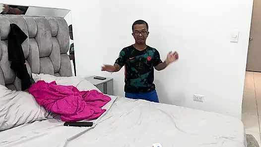 Ein junger und attraktiver Masseur gibt der Frau seines kleinen Kunden einen harten Fick. Bis du in echtem selbstgemachtem Sex landest