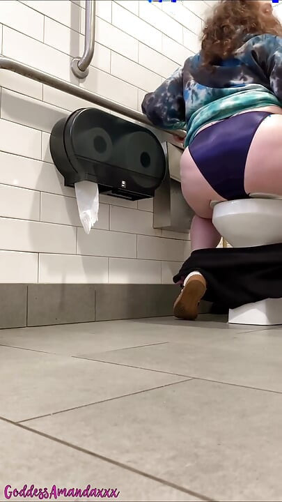 Fat Pussy Peeing in Public Toilets