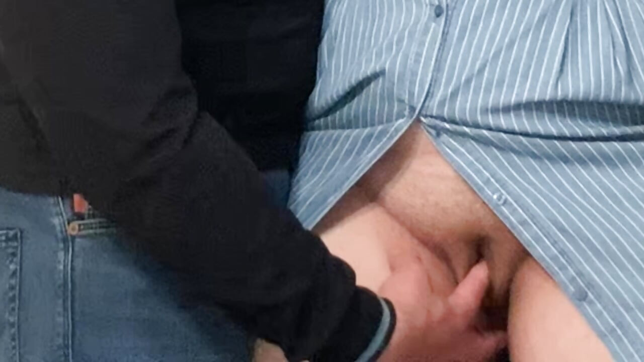 זונה נחמדה בלי תחתונים מקבלת אוננות מסוטה
