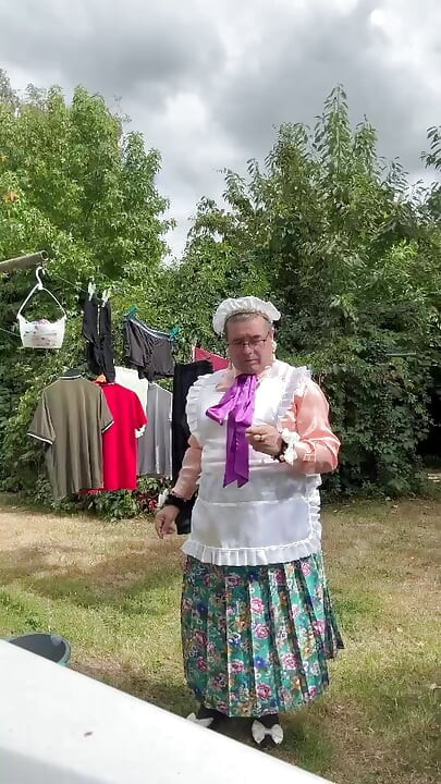 Im retro-zimmermädchen-outfit für einen tag