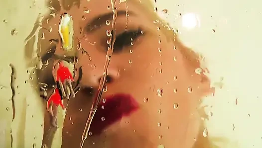 Неожиданный гость становится едой великаншки