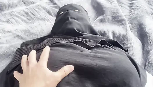Aku berbaring di sebelah ibu tiriku dan masuk ke dalam memeknya yang sempit, orgasme dahsyat dan crot di dalam
