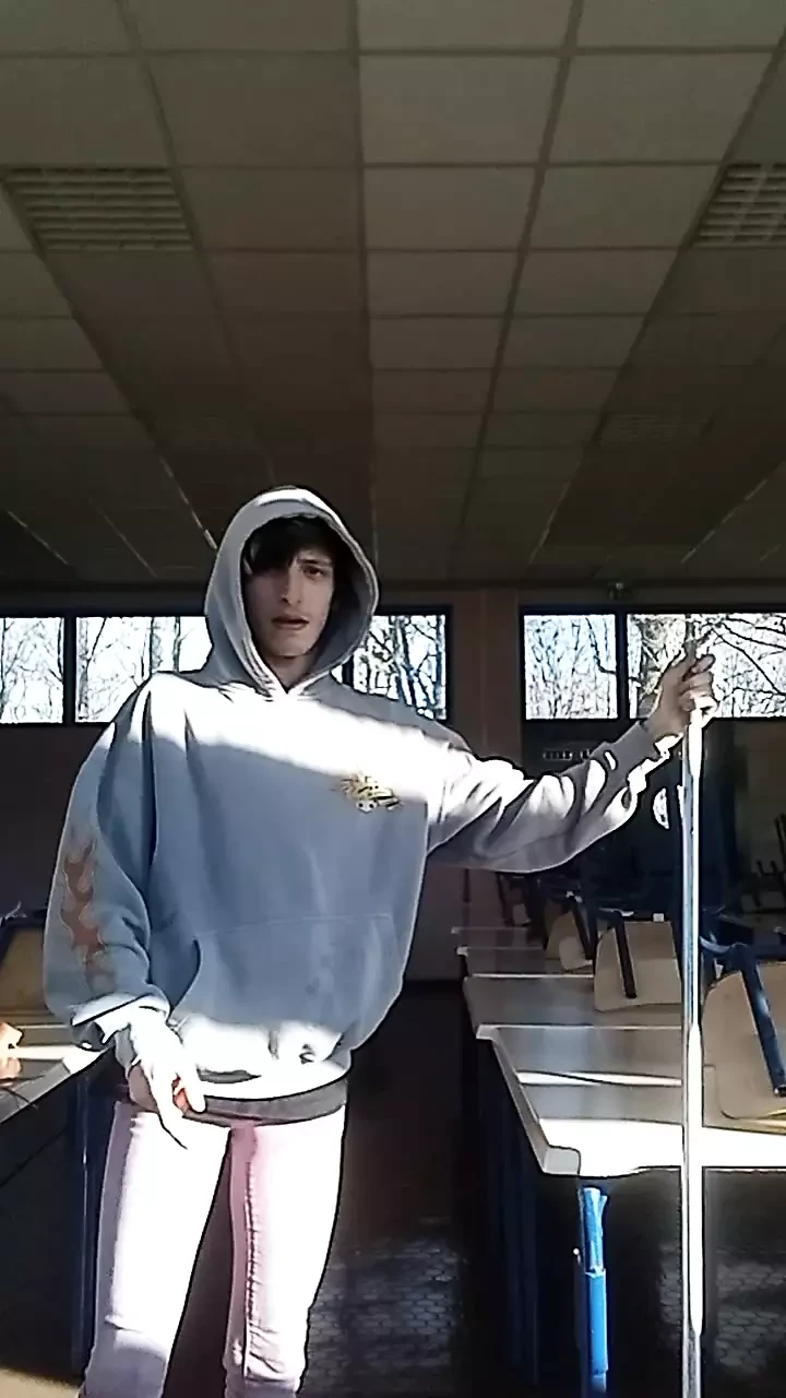 Genç eşcinsel ibne ev işi yapıyor