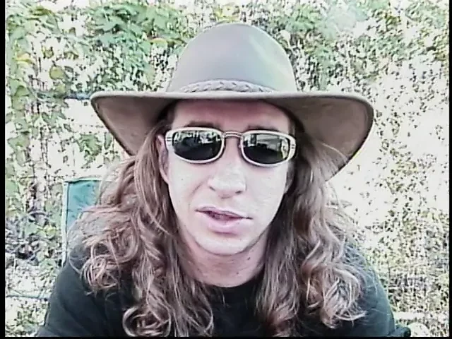 Hippie dude bercinta dengan gaya rambut pirang berekor kuda