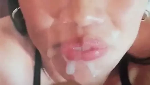 Yüzünde cum olan Asyalı sürtük bir tane daha alır!