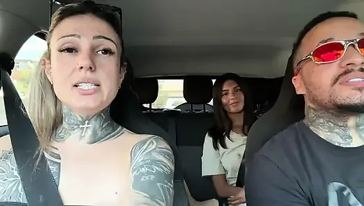 Wir blieben mit einem Fremden im Auto zurück