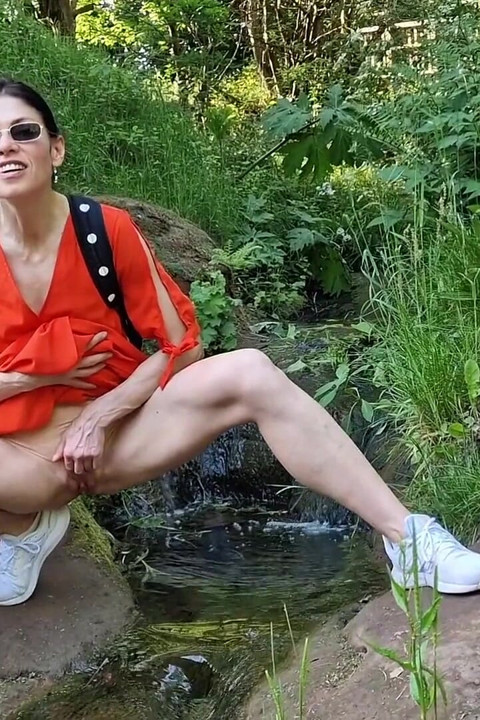 Buitenshuis naakt en pissend in het openbaar compilatie