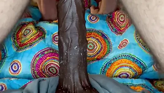 Cspot menunggangi dildo dan mengerang keras saat gemetar