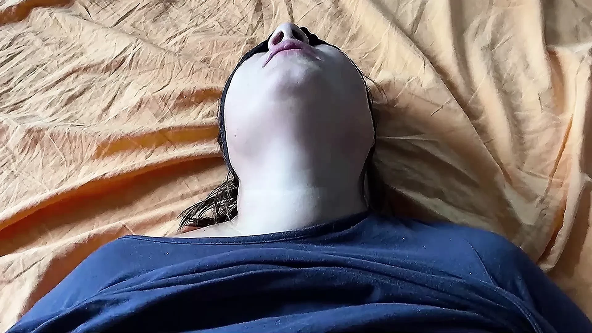 阴道。微胖熟女奴隶屁股清洁。舔屁股洞