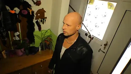 Tätowierte milf fickt, fingert sperma auf titten