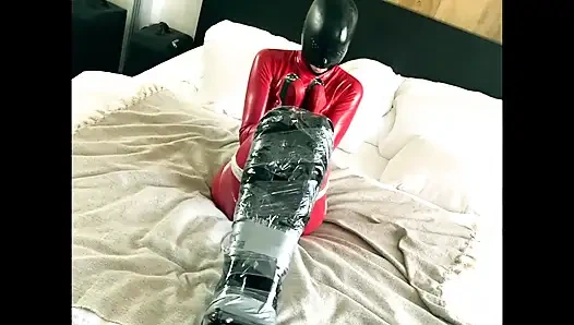 PERBUDAKAN SEPATU HAK TINGGI LATEKS MERAH