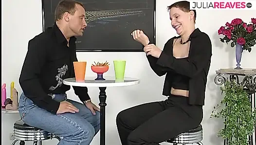 Gadis nakal ini lagi asik ngentot sama sales dildo