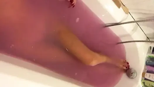 Cewek nakal dengan toket besar lagi ngomong jorok di kamar mandi