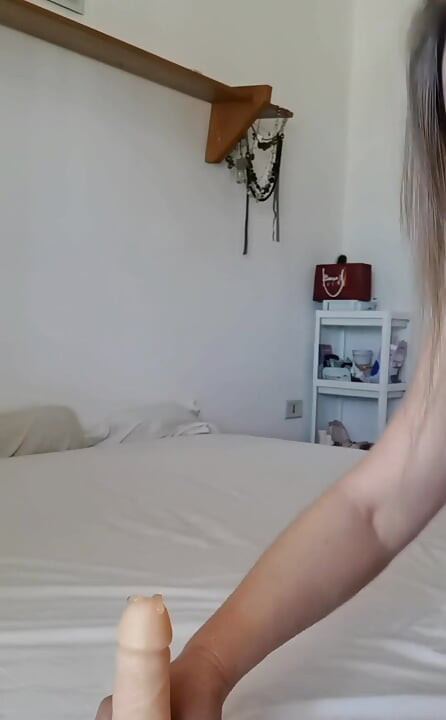 Büyük beyaz yarakla farklı pozisyonlarda dildoyla mastürbasyon yapıyorum ve edepsizce konuşuyorum