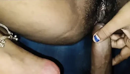Hartes analsex-video von desi-ehefrau, die neues kleid trägt
