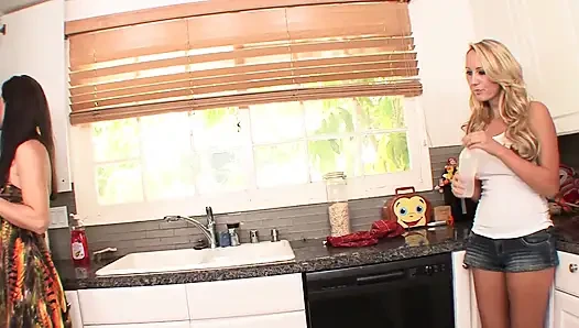 India Su*mer ve Brett Rossi lezbiyen
